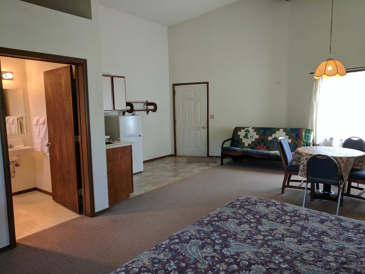 Rock Creek Mercantile & Motel Clinton Extérieur photo